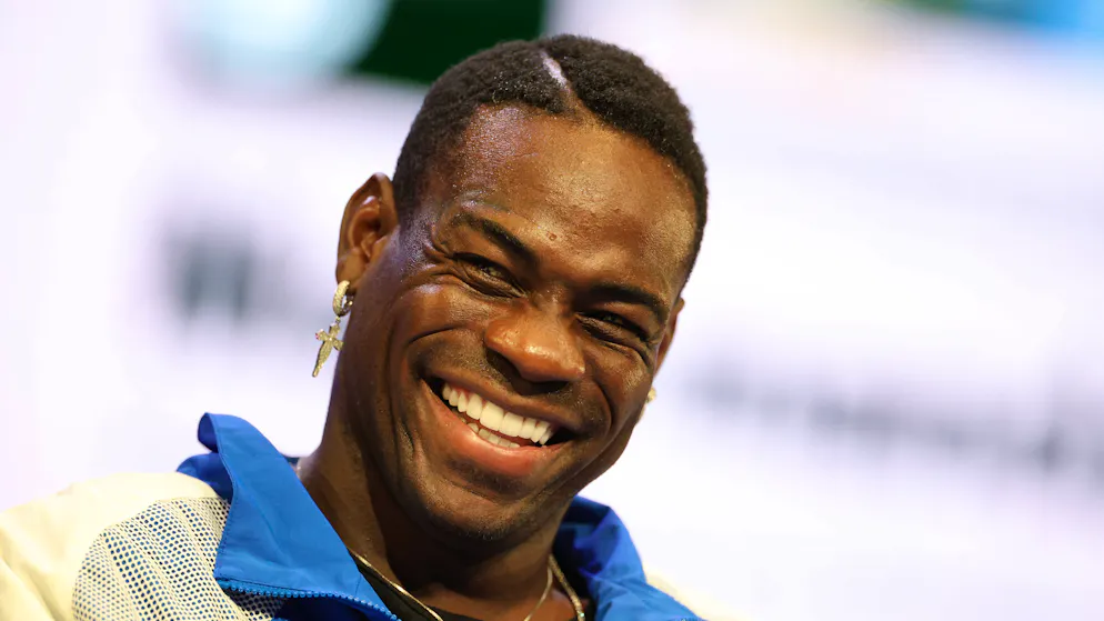 Ecco chi è lei. Mario Balotelli ufficializza la sua nuova relazione con una foto su Instagram