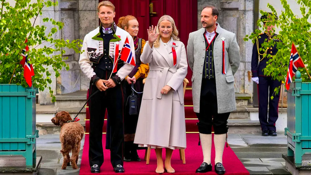Durante le festività. La principessa norvegese Mette-Marit appare di nuovo in pubblico con la bombola per l'ossigeno