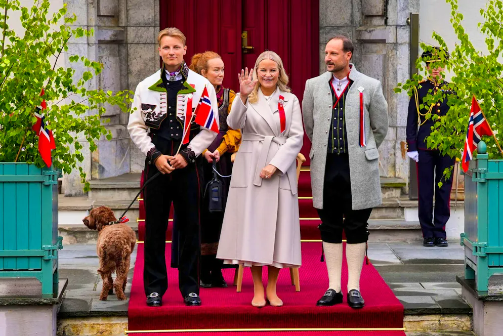Norvegia: la principessa Mette-Marit appare con un dispositivo per l'ossigenoterapia. La principessa ereditaria Mette-Marit (al centro) è apparsa ancora una volta in pubblico con il dispositivo per l'ossigenoterapia.