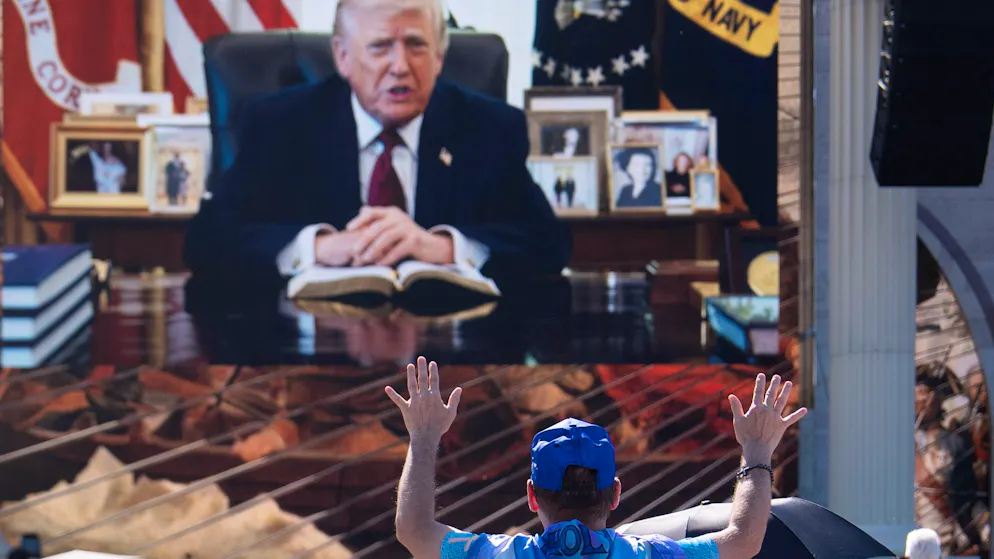 Eine Person betet, während eine aufgezeichnete Videobotschaft von Präsident Donald Trump bei «Rededicate 250» abgespielt wird.
