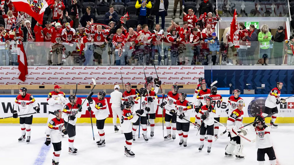 Mondial de hockey : ambiance à Zurich. Samedi à midi, l’Autriche a également pu compter sur de nombreux fans bruyants, qui ont notamment lancé une chenille dans la patinoire.