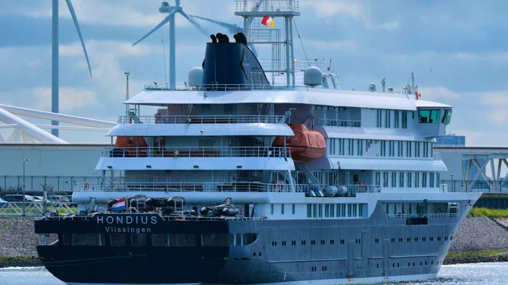 The cruise ship "Hondius" arrives in the port of Rotterdam. According to the Dutch shipping company Oceanwide Expeditions, there are still crew members on board the ship affected by a hantavirus outbreak. Photo: Patrick Post/AP/dpa