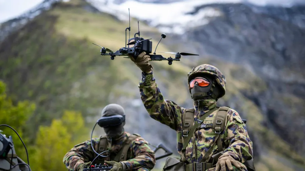 Reconnaissance et attaque. L'armée suisse poursuit les essais sur le terrain de minidrones