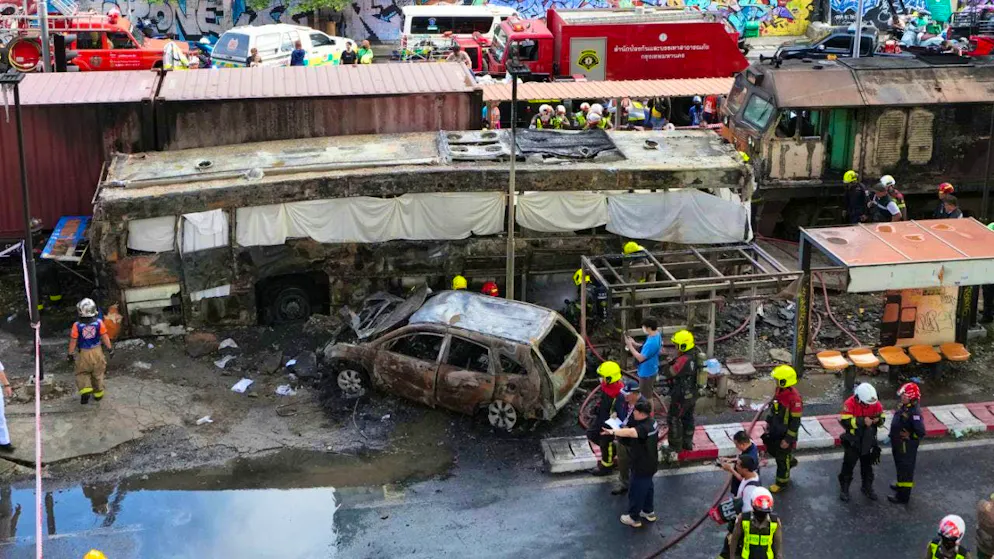 dpatopbilder - Rescue workers work at the scene of the accident near an airport train station in Bangkok. Photo: Sakchai Lalit/AP/dpa