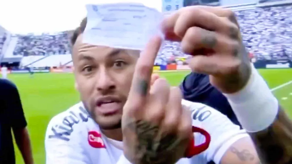 Ausversehen ausgewechselt. Nach kuriosem Schiri-Bock ist Neymar auf 180