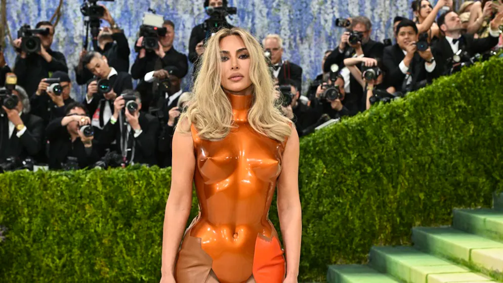 9 millions d'euros soutirés. Kim Kardashian demande un euro pour son agression à Paris en 2016