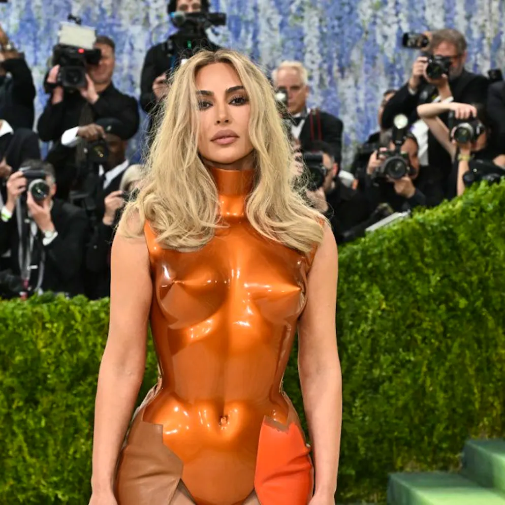 9 millions d'euros soutirés. Kim Kardashian demande un euro pour son agression à Paris en 2016