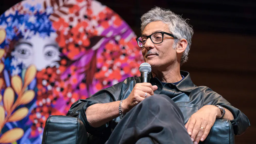 TV. Fiorello chiama Amadeus dal Salone del Libro: «Dai Ama, torna in Rai»