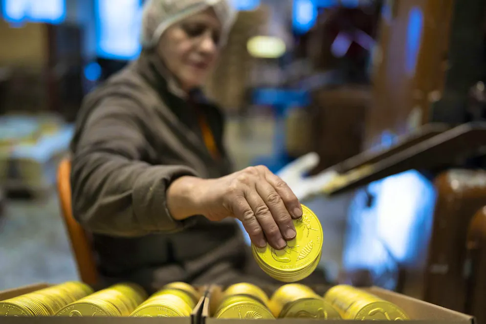 La storia dello Tallero d'oro svizzero. Un dipendente della cioccolateria Aeschbach controlla tutti i Talleri d'oro.