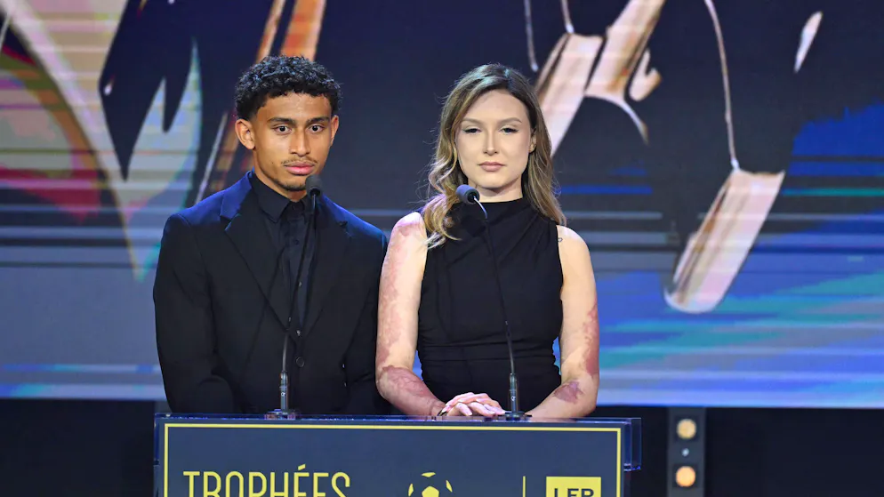 Ai Trofei UNFP di Parigi. Il calciatore Tahirys Dos Santos e la ragazza, sopravvissuti a Crans-Montana, appaiono in pubblico
