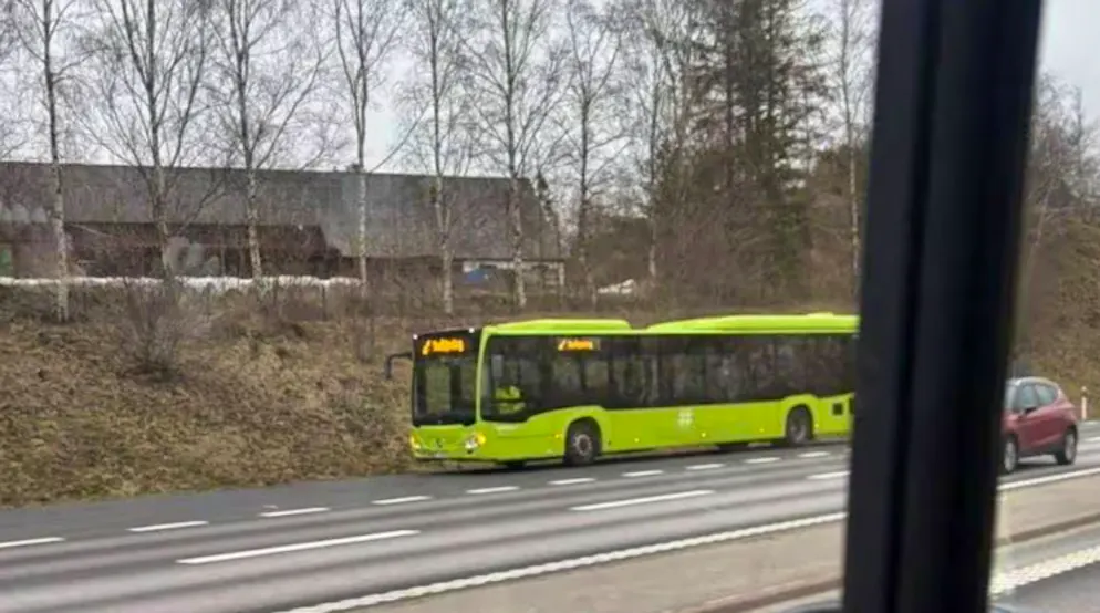 Der 14-Jährige hatte bereits vor seiner jüngsten Strolchenfahrt zwei weitere Busse gestohlen. Dieses Bild stammt von seiner Festnahme im April, nachdem er bis nach Schweden gefahren war.