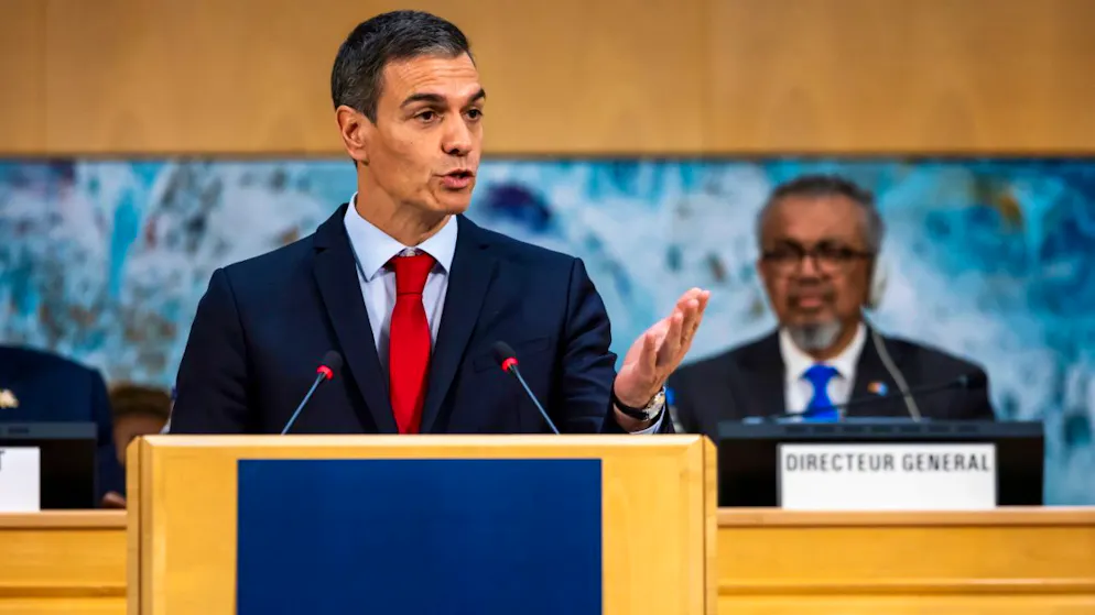 «Nous n'avons pas hésité». Ovation debout pour l'Espagnol Pedro Sanchez à l'OMS