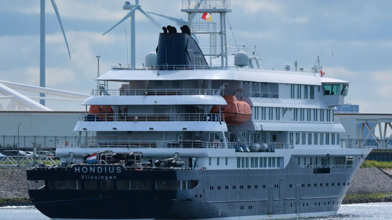 Latest news. Hantavirus cruise ship back in the Netherlands