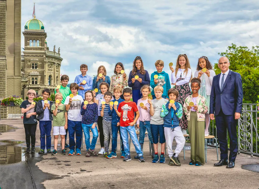 La storia dello Tallero d'oro svizzero. Il Consigliere federale Alain Berset incontra i bambini di una scuola elementare di Berna, che vendono il Tallero d'oro 2021.