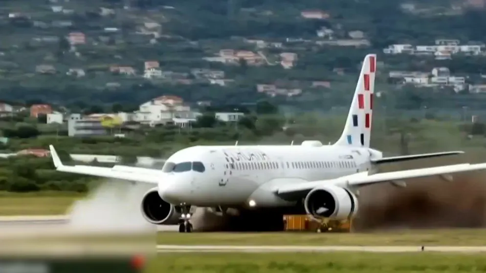 Flugzeug plötzlich im Gras. Airbus gerät beim Start neben die Piste – Passagier filmt dramatischen Moment