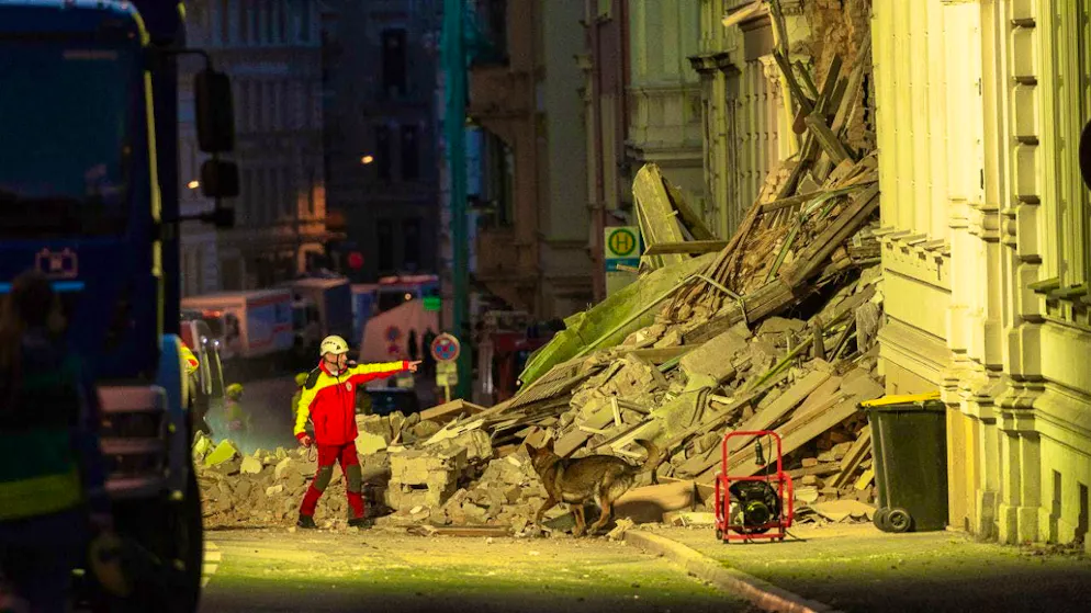 A search dog searches the rubble of the collapsed house in the city center of Görlitz.