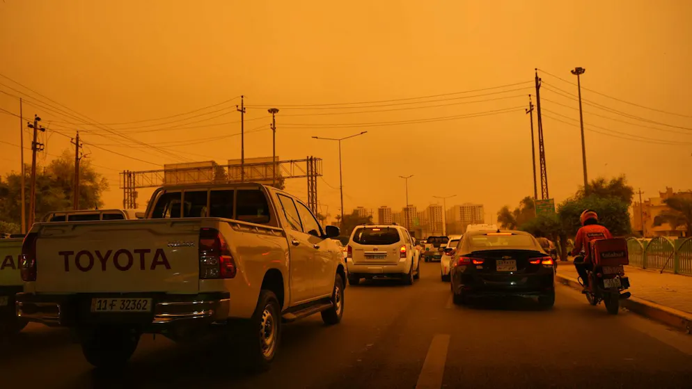 Scene apocalittiche in Iraq. Scenari quasi spettrali a Baghdad a causa di una violenta tempesta di sabbia