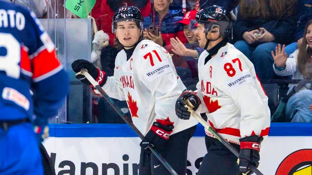 The champion and his successor: former champion Sidney Crosby (right) wants to help the 18 years younger new captain Macklin Celebrini as much as possible