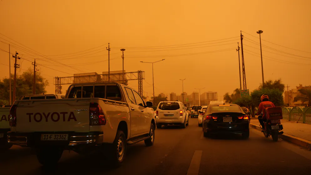 Apocalyptic scenes in Iraq. Heavy sandstorm envelops Baghdad in thick clouds of dust
