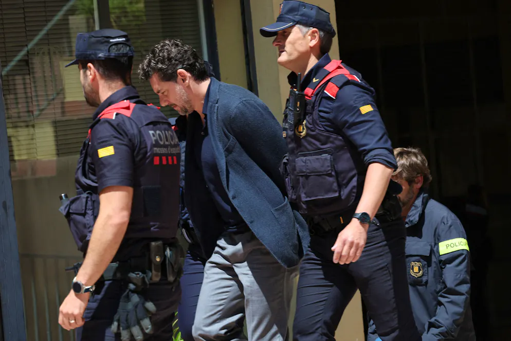 Des policiers catalans des Mossos d’Esquadra escortent Jonathan Andic, fils du fondateur de la marque de mode espagnole Mango, Isak Andic, à son arrivée au tribunal de Martorell, près de Barcelone, après son arrestation le 19 mai 2026.