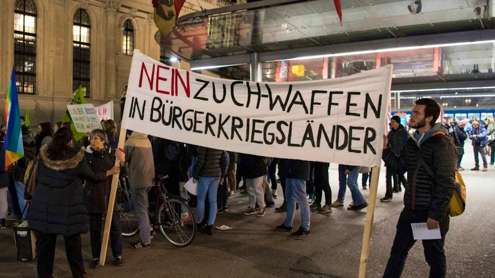 People demonstrate in Bern against the export of weapons. Last year, Jordan partially refused to allow a Swiss delegation to inspect weapons exported from Switzerland. (archive picture)