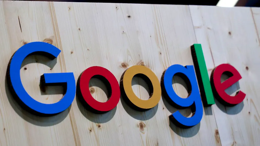 Google präsentierte schon vor einem Jahr Prototypen einer Brille mit einem kleinen Display in einem der Gläser. Auf den Markt kommt aber zunächst ein einfacheres Modell mit Kamera und Lautsprechern. (Archivbild)