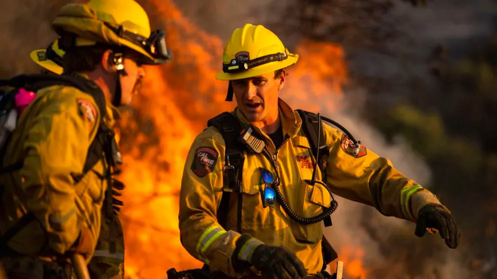 dpatopbilder - Firefighters fight the Sandy Fire in Simi Valley. Photo: Ethan Swope/AP/dpa