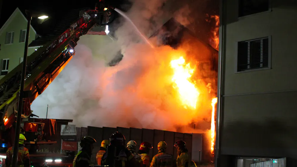 Brandursache noch unklar. Mehrfamilienhaus in St. Gallen steht in Flammen – 9 Verletzte, 2 Vermisste