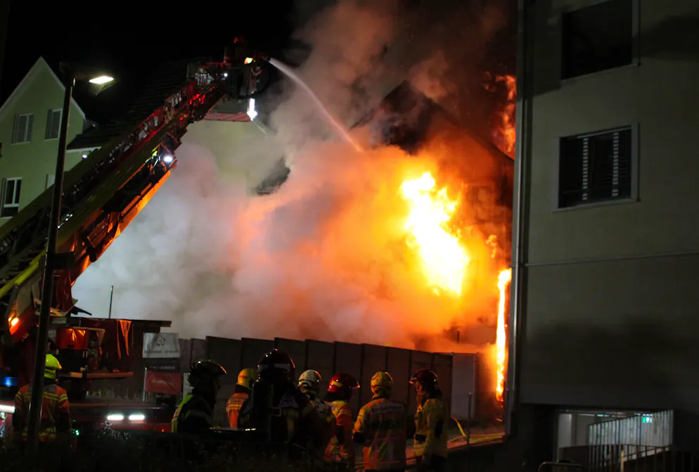 Ein Mehrfamilienhaus in St. Gallen steht in Flammen.