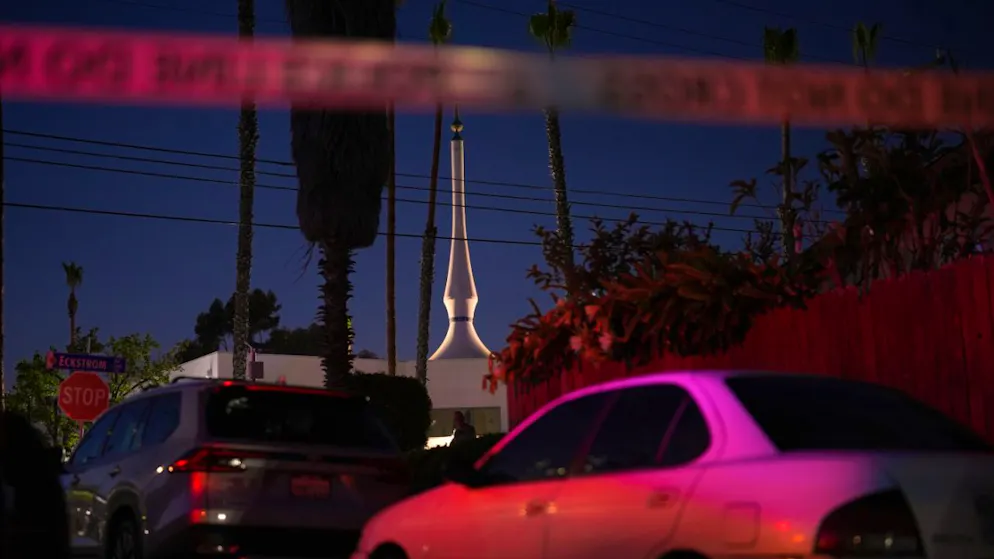 dpatopbilder – Die Polizei steht am Tatort nach Schüssen vor dem Islamic Center of San Diego. Foto: Gregory Bull/AP/dpa