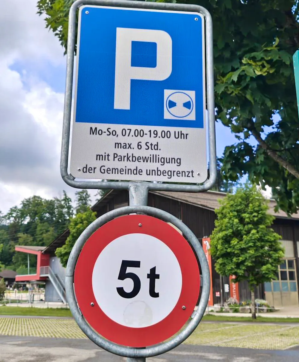Der Text auf der Parktafel stimmt nicht mit dem Parkreglement überein.