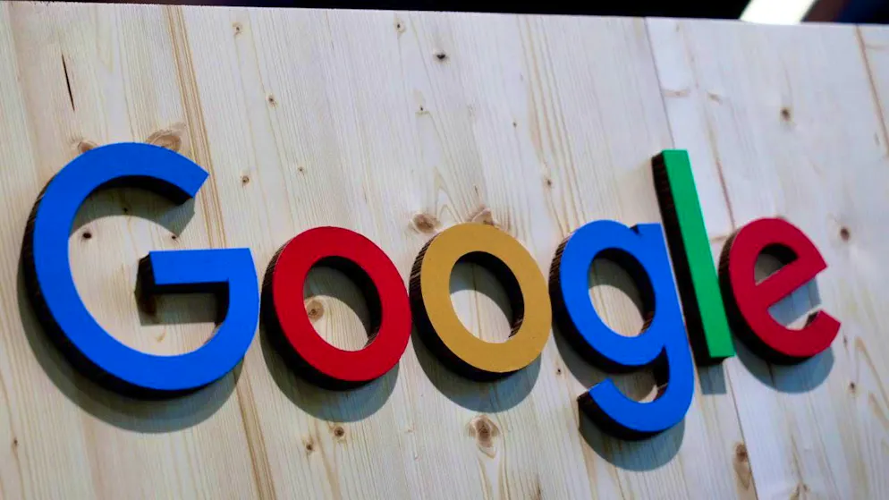 A year ago, Google presented prototypes of glasses with a small display in one of the lenses. However, a simpler model with a camera and loudspeakers will be launched on the market first. (archive image)