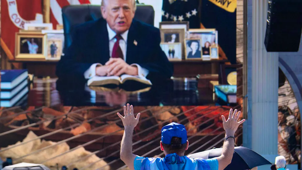 Preghiera di massa a Washington. Trump, Dio e la nazione: ecco cosa si nasconde dietro al «Rededicate 250»