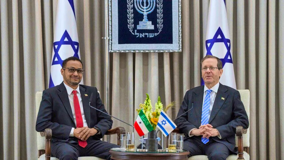 Israeli President Izchak Herzog (r) receives Somaliland's first ambassador to Israel, Mohamed Hagi, at the presidential residence. Photo: Ohad Zwigenberg/AP/dpa