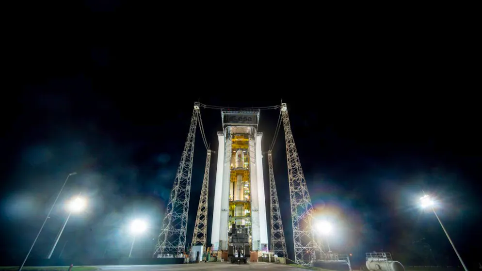 Le satellite se trouve sur la pointe de la fusée Vega-C.