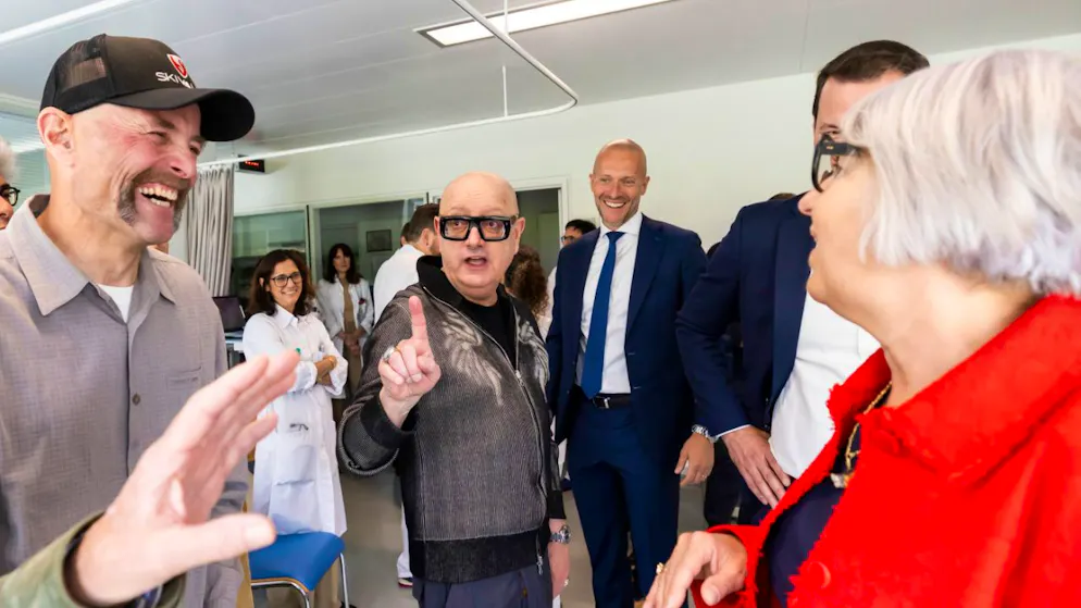 La visite auprès de transplantés aux Hôpitaux universitaires de Genève (HUG) a donné lieu à des scènes parfois amusantes entre la conseillère fédérale Elisabeth Baume-Schneider et deux anciens patients, le skieur William Besse et l'humoriste Joseph Gorgoni.