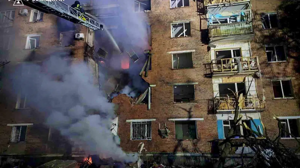 HANDOUT – Auf diesem vom ukrainischen Katastrophenschutz zur Verfügung gestellten Foto löschen Rettungskräfte ein Feuer in einem Wohnhaus, das nach einem russischen Angriff auf Konotop in der Ukraine beschädigt wurde. Foto: Uncredited/Ukrainian Emergency Service/AP/dpa