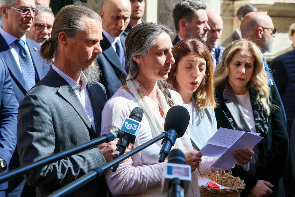Catherine Birmingham e Nathan Trevallion, i genitori dei tre bambini allontanati perché la famiglia viveva nel bosco in condizioni particolari.