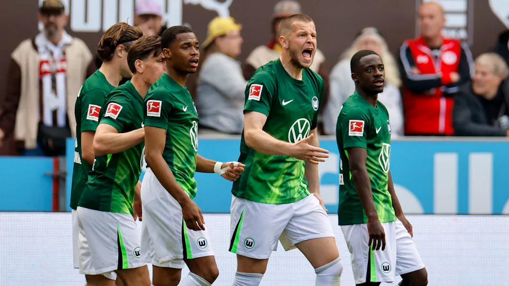 Favorit in der Relegation: Der VfL Wolfsburg mit seinem Abwehrchef Denis Vavro.