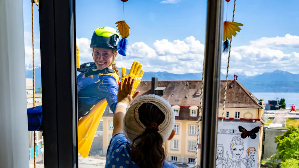 Lausanne: des super-héros investissent l'Hôpital des enfants – Gallery. Plusieurs enfants ont ainsi pu vivre un moment magique en compagnie de Batgirl, Batman ou encore Spiderman.