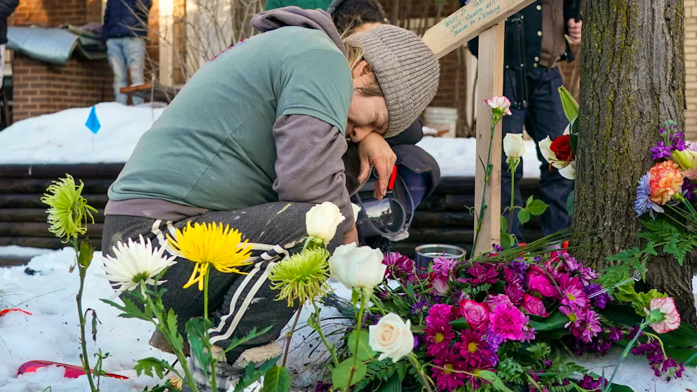 Eine Frau trauert am 7. Januar 2026 in in Minneapolis, Minnesota, um Renee Nicole Good, die von einem ICE-Agenten erschossen wurde.