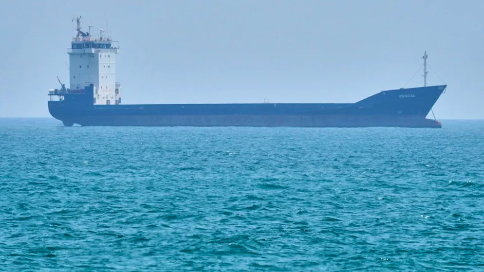 ARCHIV – Ein Tanker liegt in der Strasse von Hormus vor der Küste der Insel Qeschm. Foto: Asghar Besharati/AP/dpa