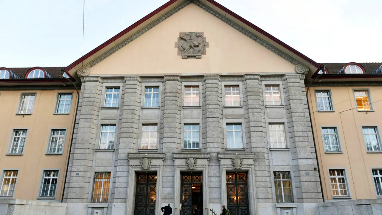 Prozess/Gericht. 33-Jährige sieht sich an Prozess in Zürich als Opfer des Zuhälters