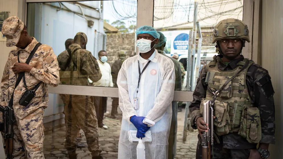 Ein Mitarbeiter in Schutzkleidung bereitet sich darauf vor, die Temperatur eines Besuchers zu messen, als vorbeugende Massnahme gegen Ebola am «National Institute of Biomedical Research» in Goma, Kongo.