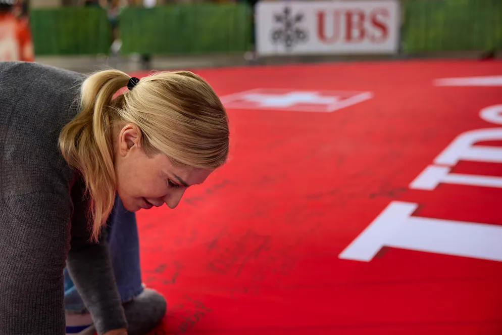 UBS Trikot Promis. Sie schreibt: «Ich wünsche viel Power und dass ihr all euer Können auf dem Platz rausholt und hinlegt! Let‘s go!»