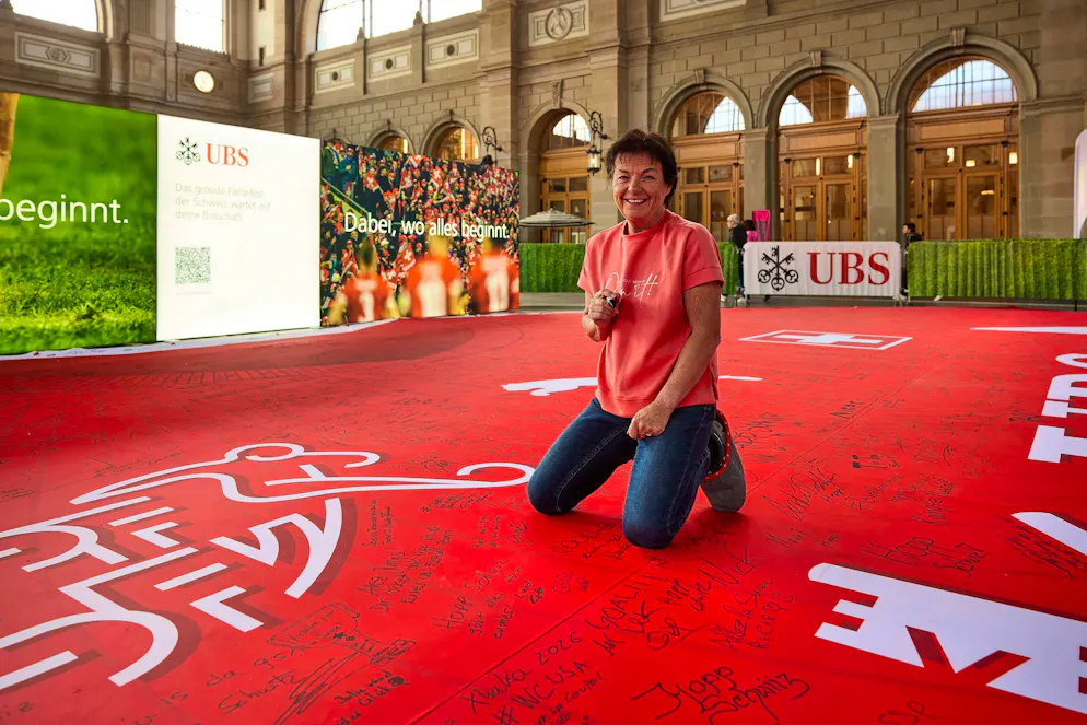 Celebrità in maglia UBS. La regina del Jass Monika Fasnacht scrive il suo messaggio sulla maglia.