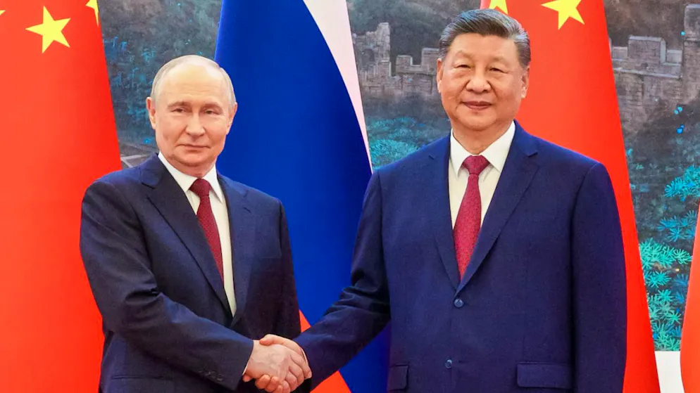 Der russische Präsident Wladimir Putin (l) und der chinesische Präsident Xi Jinping posieren für ein Foto vor ihren Gesprächen in der Grossen Halle des Volkes. Foto: Maxim Stulov/Pool Sputnik Kremlin/AP/dpa – ACHTUNG: Nur zur redaktionellen Verwendung und nur mit vollständiger Nennung des vorstehenden Credits
