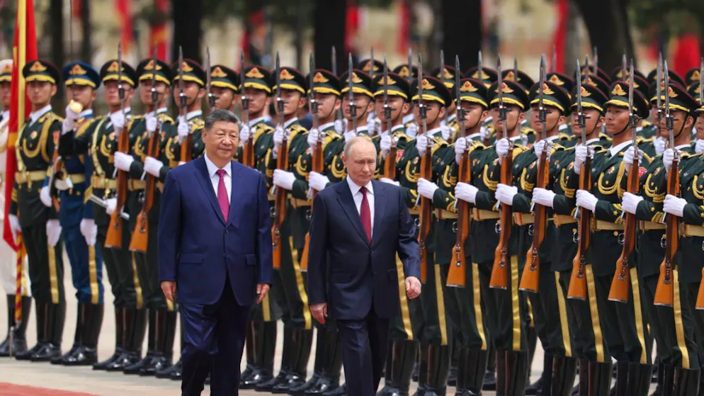 Le président russe Vladimir Poutine (à dr.) est reçu à Pékin par son homologue chinois Xi Jinping (à g.).