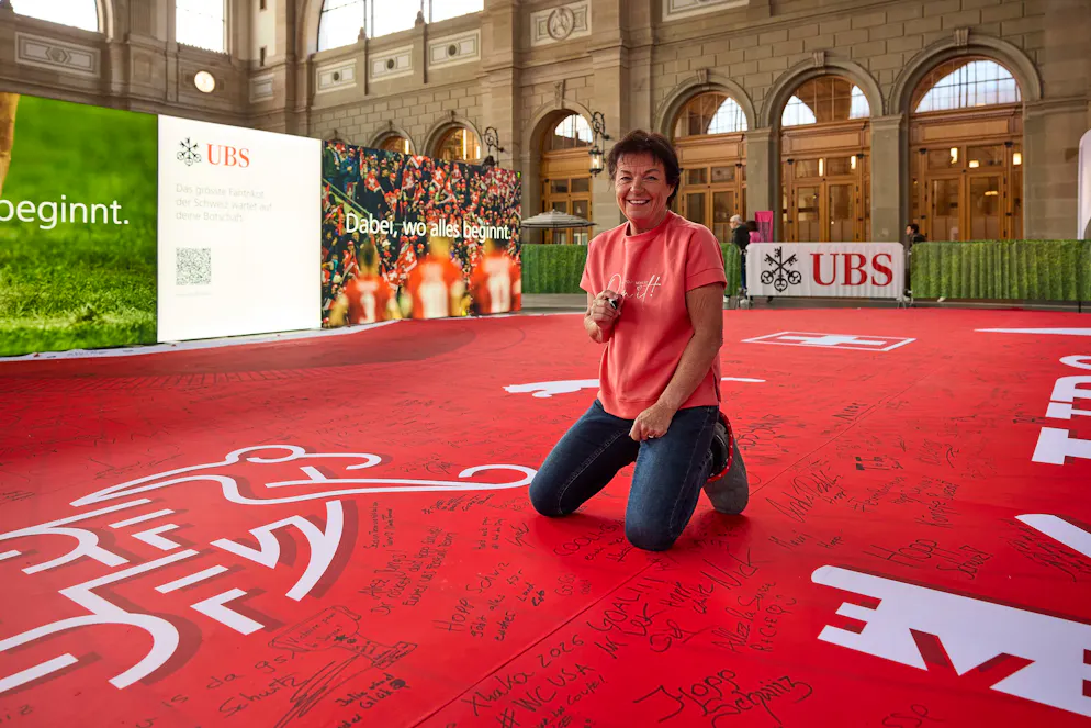 UBS Trikot Promis. Jasskönigin Monika Fasnacht schreibt ihre Message auf das Trikot.
