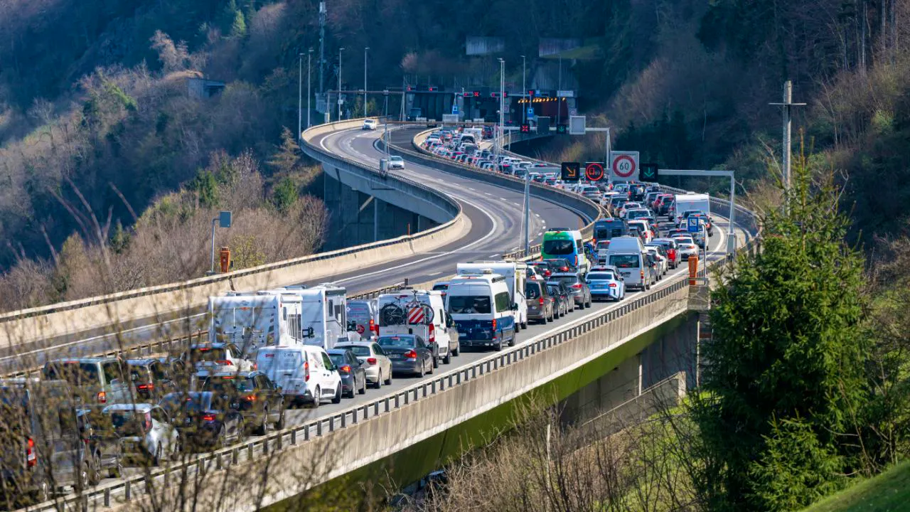 Public service. Traffic forecasters expect long traffic jams on Whit Saturday
